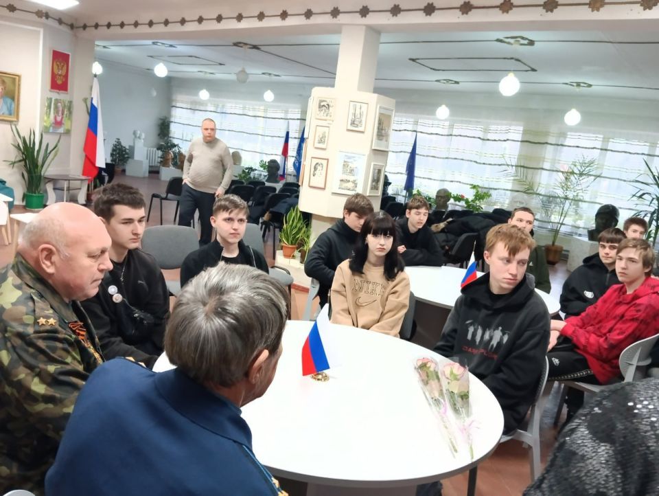 В Кировском историко-художественном музее состоялся урок мужества для учащихся Кировского техникума «Афганистан – живая память» В Кировском историко-художественном музее состоялся урок мужества для учащихся Кировского техникума «Афганистан – живая память»