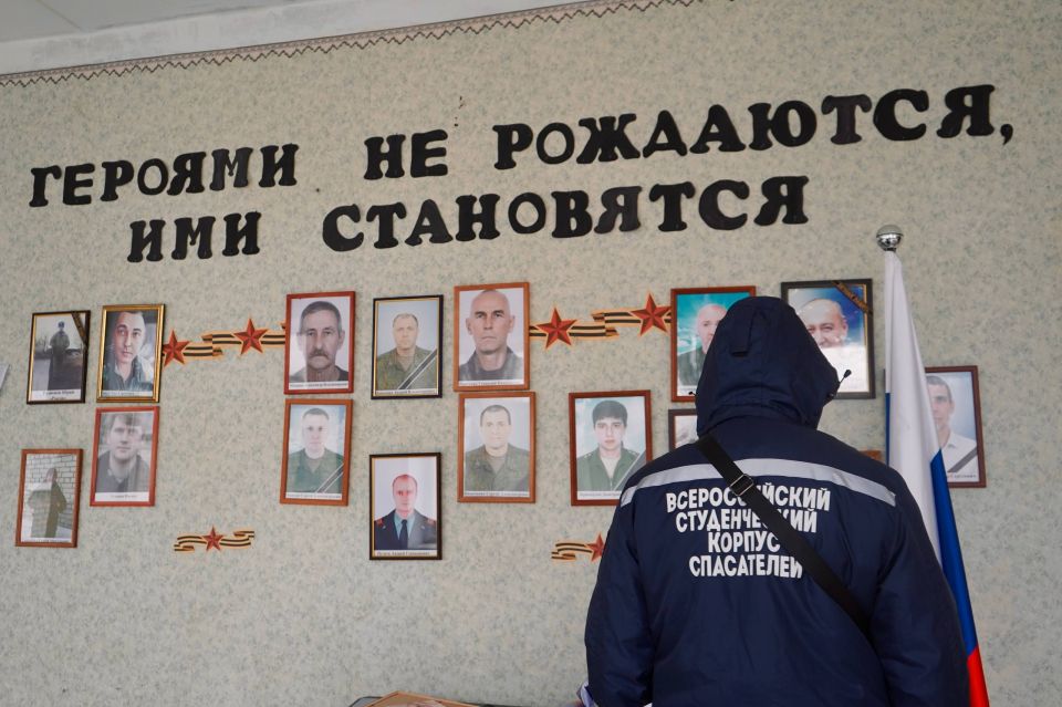 Добровольцы Луганского РО ВСКС помогают устранять последствия обстрела со стороны ВСУ Добровольцы Луганского РО ВСКС помогают устранять последствия обстрела со стороны ВСУ
