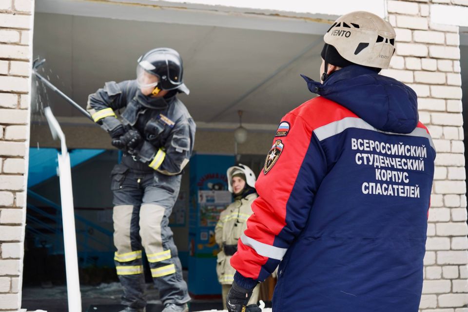 Добровольцы Луганского РО ВСКС помогают устранять последствия обстрела со стороны ВСУ Добровольцы Луганского РО ВСКС помогают устранять последствия обстрела со стороны ВСУ