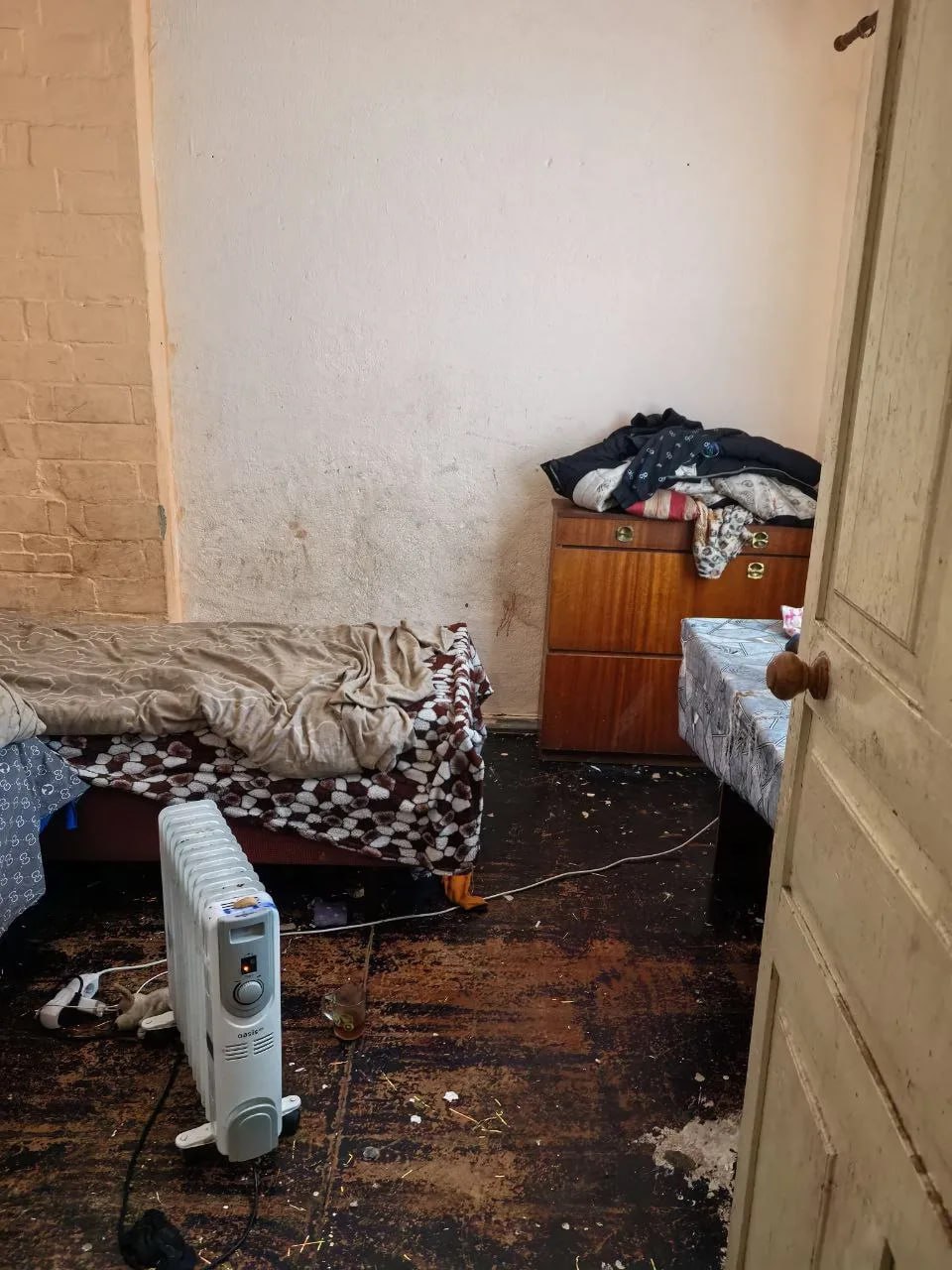 Мать бросила детей замерзать в неотапливаемом доме в Лутугино Мать бросила детей замерзать в неотапливаемом доме в Лутугино