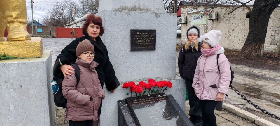 В пгт Новодарьевка прошел патриотический час, ко Дню освобождения Дарьевки от немецко-фашистских захватчиков «Поклонимся великим тем годам!» В пгт Новодарьевка прошел патриотический час, ко Дню освобождения Дарьевки от немецко-фашистских захватчиков «Поклонимся великим тем годам!»