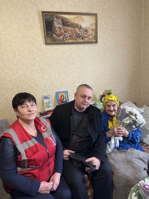 Сегодня в Комплексном центре социального обслуживания населения состоялось трогательное и торжественное событие – 100-летний юбилей отпраздновала одна из подопечных учреждения Валуйская Нина Пимоновна Сегодня в Комплексном центре социального обслуживания населения состоялось трогательное и торжественное событие – 100-летний юбилей отпраздновала одна из подопечных учреждения Валуйская Нина Пимоновна