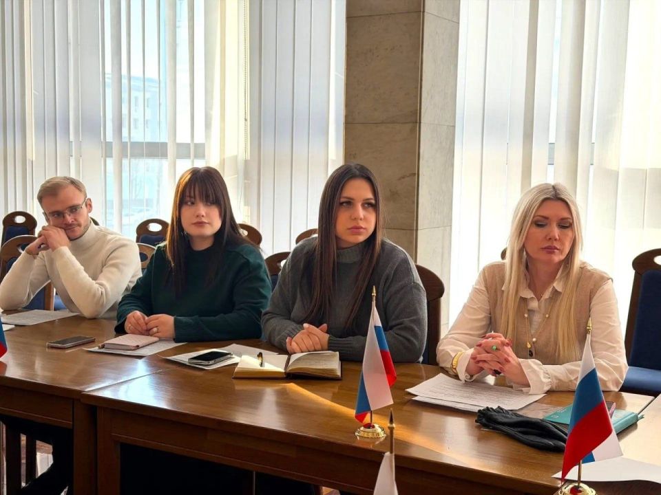 Член Общественной палаты ЛНР, председатель Союза художников ЛНР, заслуженный художник ЛНР Артем Фесенко принял участие в рабочем совещании при Министерстве культуры ЛНР, посвященном подготовке празднования 225-летия со Дня... Член Общественной палаты ЛНР, председатель Союза художников ЛНР, заслуженный художник ЛНР Артем Фесенко принял участие в рабочем совещании при Министерстве культуры ЛНР, посвященном подготовке празднования 225-летия со Дня...