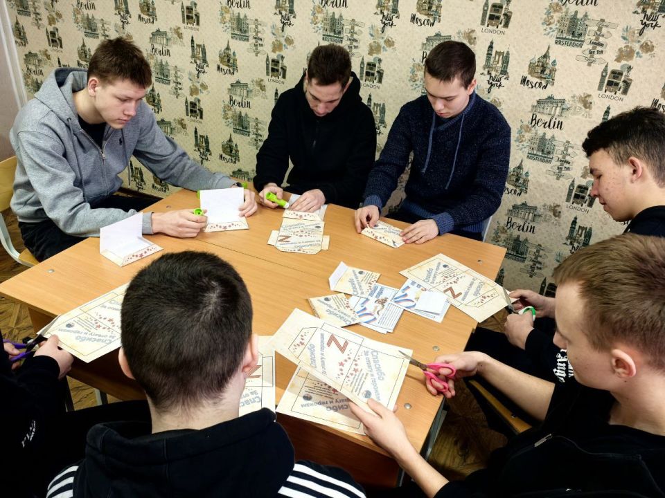 Акция «Письмо солдату». В стенах Молодогвардейского многопрофильного колледжа имени героев подпольной организации «Молодая гвардия» развернулась трогательная акция «Письмо солдату», приуроченная к Дню защитника Отечества Акция «Письмо солдату». В стенах Молодогвардейского многопрофильного колледжа имени героев подпольной организации «Молодая гвардия» развернулась трогательная акция «Письмо солдату», приуроченная к Дню защитника Отечества