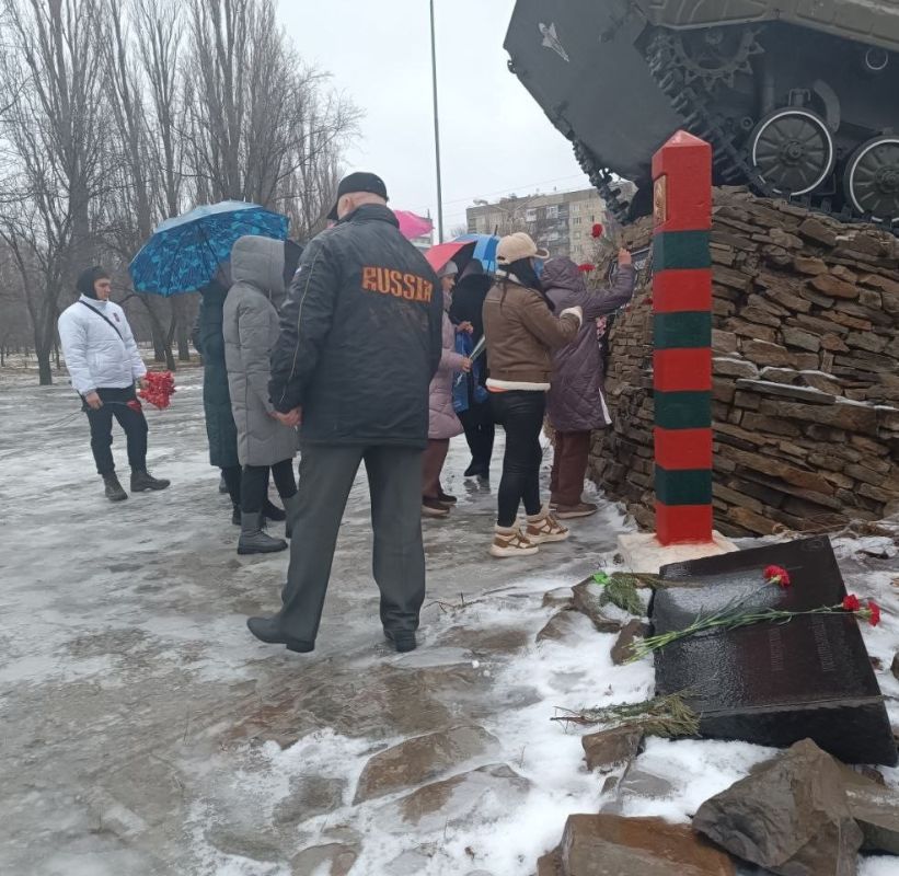 Дань памяти: Красные тюльпаны Афганистана Дань памяти: Красные тюльпаны Афганистана