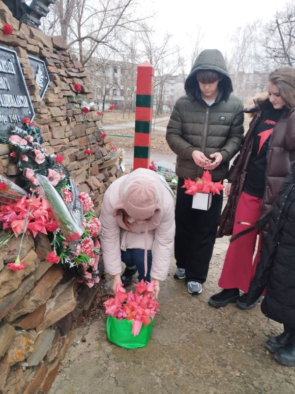 Дань памяти: Красные тюльпаны Афганистана Дань памяти: Красные тюльпаны Афганистана