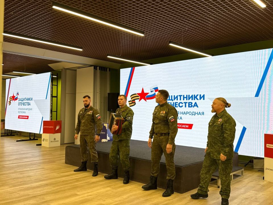 В Луганске состоялась церемония вручения общественных медалей «Отец солдата» В Луганске состоялась церемония вручения общественных медалей «Отец солдата»
