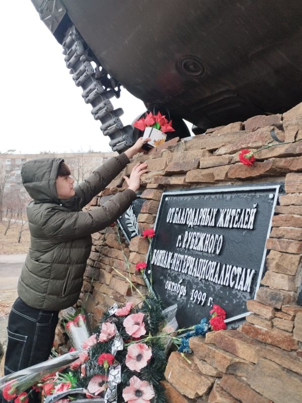Дань памяти: Красные тюльпаны Афганистана Дань памяти: Красные тюльпаны Афганистана