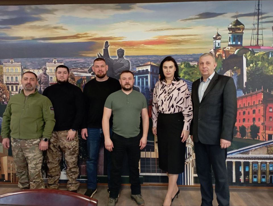 Представители Благотворительного фонда «Своих не бросаем» из Ивановской области доставили в столицу ЛНР гуманитарный груз Представители Благотворительного фонда «Своих не бросаем» из Ивановской области доставили в столицу ЛНР гуманитарный груз