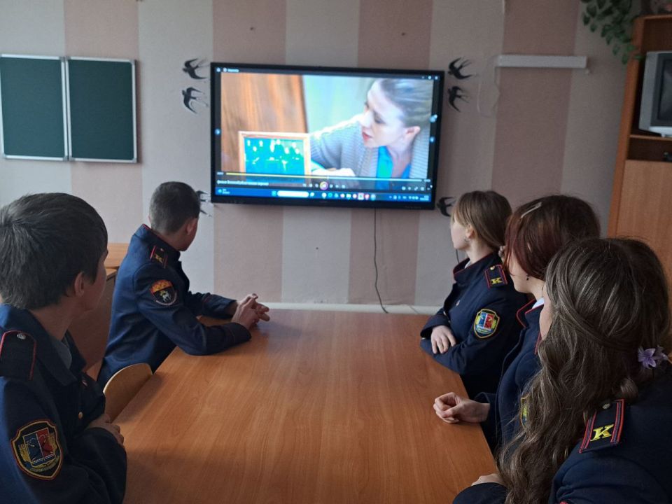 В Станично-Луганской средней школе имени Грекова П.М. состоялось значимое воспитательное событие для учащихся 8-А казачьего класса В Станично-Луганской средней школе имени Грекова П.М. состоялось значимое воспитательное событие для учащихся 8-А казачьего класса