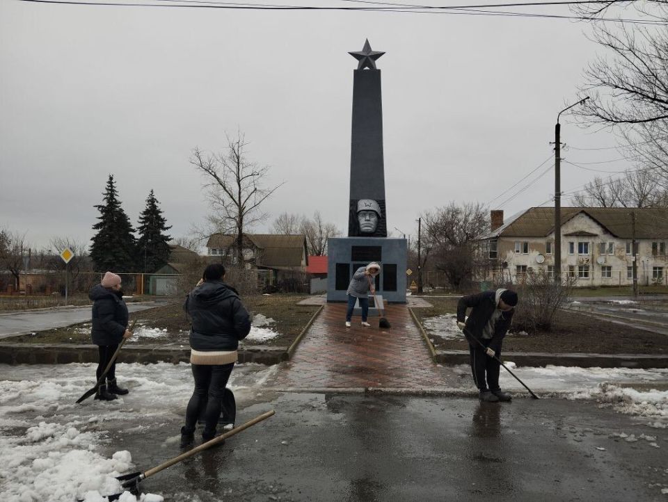 Акция "Дорога к обелиску". В преддверии знаменательной даты в жизни нашего города, Дня освобождения г. Ровеньки от немецко – фашистских захватчиков, работники дома культуры им. Шевченко, отдавая дань памяти перед поколением... Акция "Дорога к обелиску". В преддверии знаменательной даты в жизни нашего города, Дня освобождения г. Ровеньки от немецко – фашистских захватчиков, работники дома культуры им. Шевченко, отдавая дань памяти перед поколением...