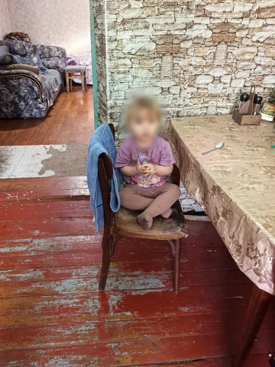 Мать бросила детей замерзать в неотапливаемом доме в Лутугино