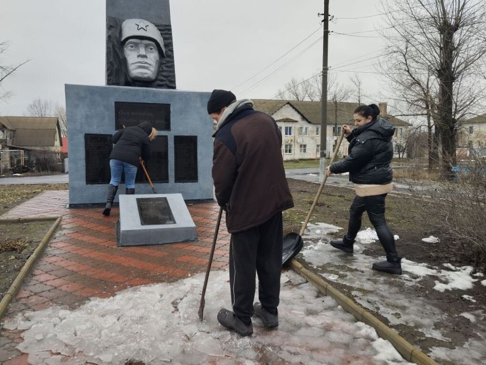Акция "Дорога к обелиску". В преддверии знаменательной даты в жизни нашего города, Дня освобождения г. Ровеньки от немецко – фашистских захватчиков, работники дома культуры им. Шевченко, отдавая дань памяти перед поколением... Акция "Дорога к обелиску". В преддверии знаменательной даты в жизни нашего города, Дня освобождения г. Ровеньки от немецко – фашистских захватчиков, работники дома культуры им. Шевченко, отдавая дань памяти перед поколением...