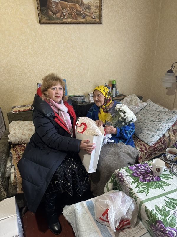Сегодня в Комплексном центре социального обслуживания населения состоялось трогательное и торжественное событие – 100-летний юбилей отпраздновала одна из подопечных учреждения Валуйская Нина Пимоновна Сегодня в Комплексном центре социального обслуживания населения состоялось трогательное и торжественное событие – 100-летний юбилей отпраздновала одна из подопечных учреждения Валуйская Нина Пимоновна