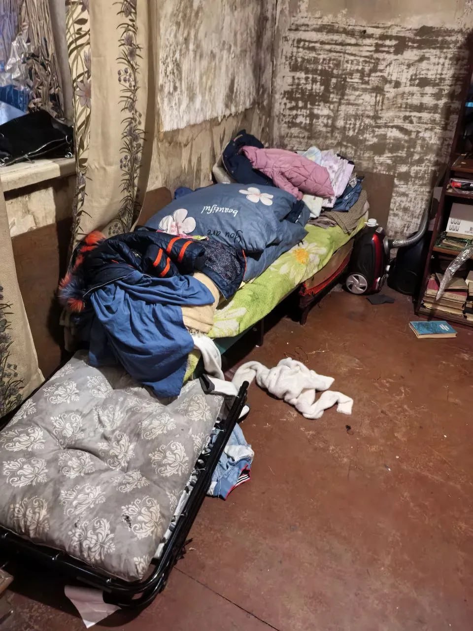 Мать бросила детей замерзать в неотапливаемом доме в Лутугино Мать бросила детей замерзать в неотапливаемом доме в Лутугино