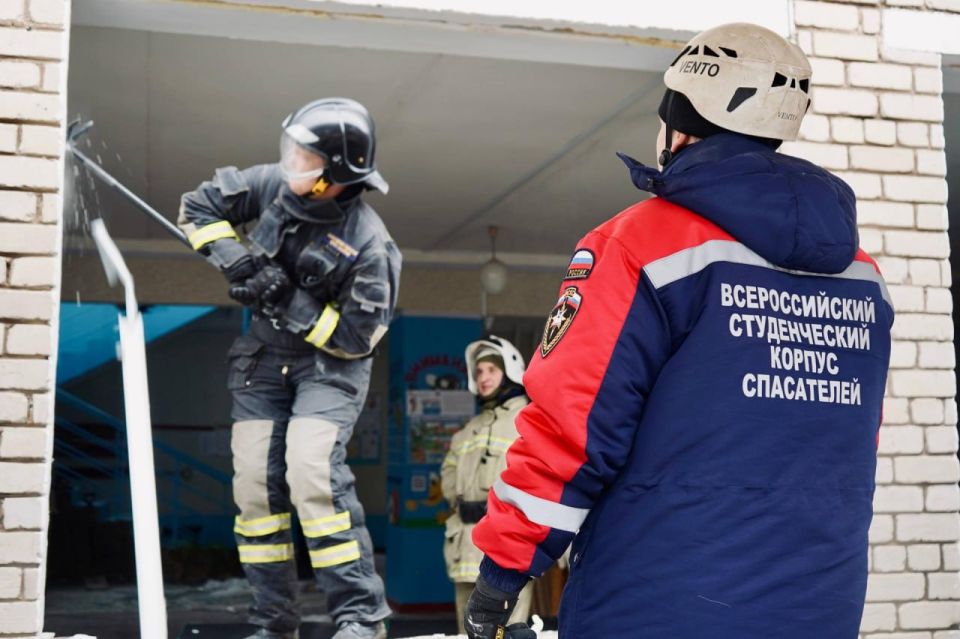 Добровольцы Луганского РО ВСКС помогают устранять последствия обстрела со стороны ВСУ Добровольцы Луганского РО ВСКС помогают устранять последствия обстрела со стороны ВСУ