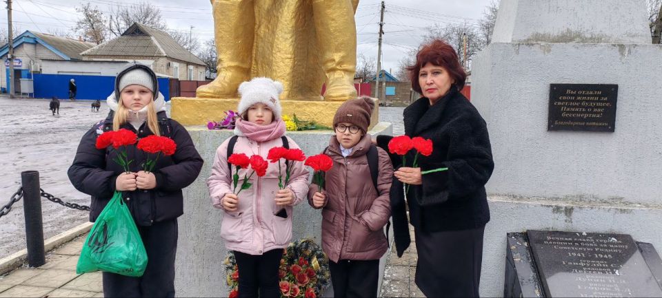 В пгт Новодарьевка прошел патриотический час, ко Дню освобождения Дарьевки от немецко-фашистских захватчиков «Поклонимся великим тем годам!» В пгт Новодарьевка прошел патриотический час, ко Дню освобождения Дарьевки от немецко-фашистских захватчиков «Поклонимся великим тем годам!»