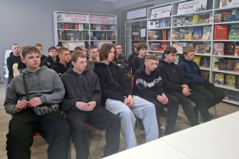 В Центральной городской библиотеке почтили память освободителей Свердловска В Центральной городской библиотеке почтили память освободителей Свердловска