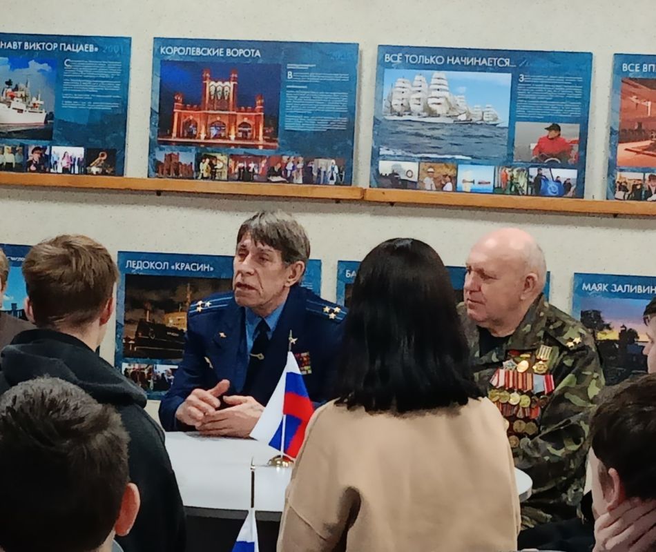 В Кировском историко-художественном музее состоялся урок мужества для учащихся Кировского техникума «Афганистан – живая память» В Кировском историко-художественном музее состоялся урок мужества для учащихся Кировского техникума «Афганистан – живая память»