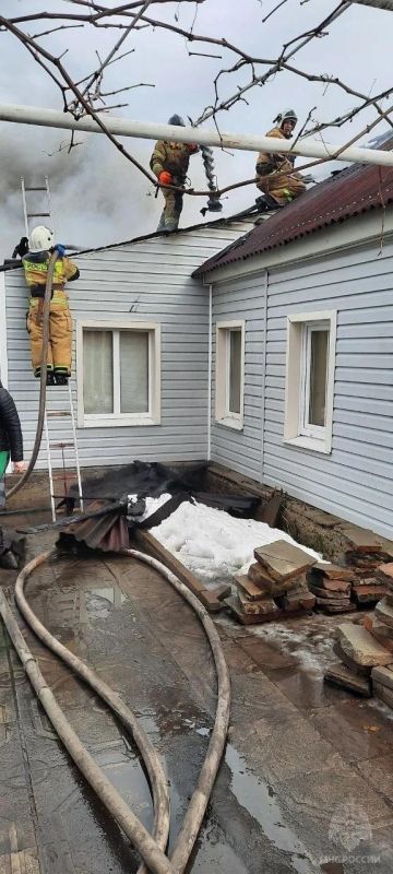 Спасатели МЧС России отстояли дом от огня в Ровеньковском районе Спасатели МЧС России отстояли дом от огня в Ровеньковском районе
