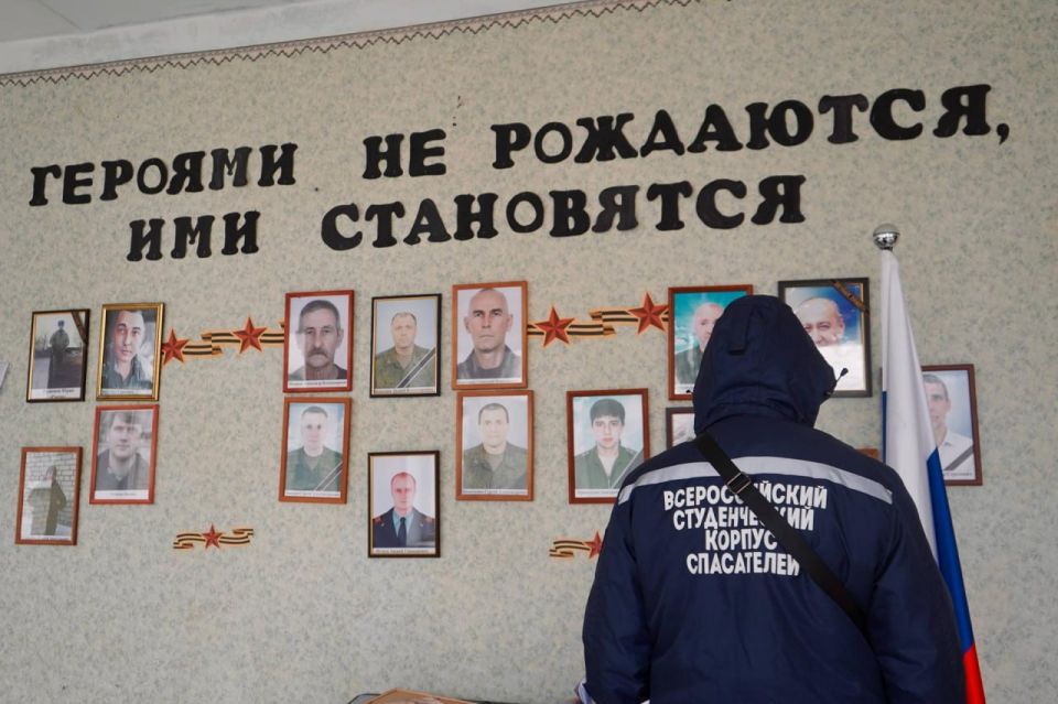 Добровольцы Луганского РО ВСКС помогают устранять последствия обстрела со стороны ВСУ Добровольцы Луганского РО ВСКС помогают устранять последствия обстрела со стороны ВСУ