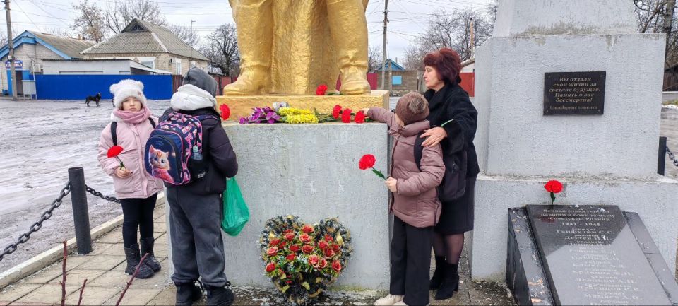 В пгт Новодарьевка прошел патриотический час, ко Дню освобождения Дарьевки от немецко-фашистских захватчиков «Поклонимся великим тем годам!» В пгт Новодарьевка прошел патриотический час, ко Дню освобождения Дарьевки от немецко-фашистских захватчиков «Поклонимся великим тем годам!»