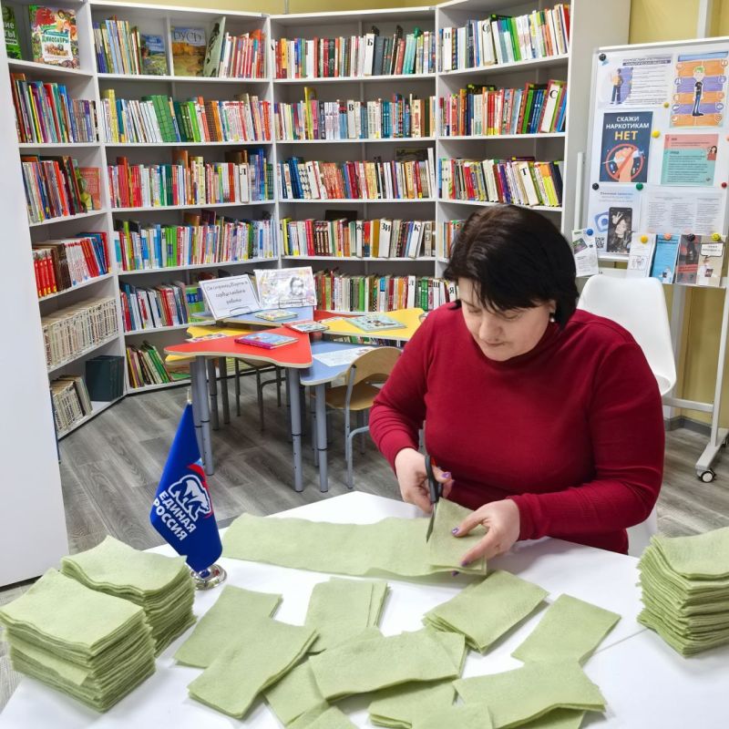В Северодонецке сотрудники, читатели и активистки женского клуба публичной библиотеки изготовили сухие души для бойцов В Северодонецке сотрудники, читатели и активистки женского клуба публичной библиотеки изготовили сухие души для бойцов