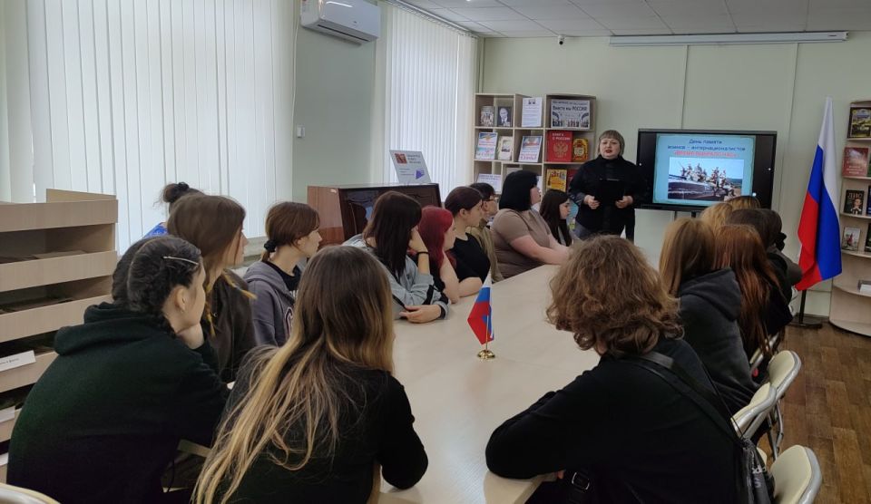 В модельной библиотеке МБУ "АГЦБС" прошел час мужества под названием «Время выбрало нас»