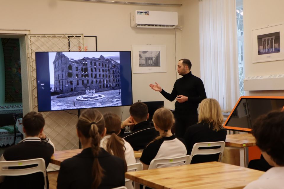 17 февраля 2026 года в музее истории города Ровеньки, для учащихся 10 класса Ровеньковской школы №5 имени «Молодой гвардии», был проведен час героев «Путешествие в историю «Мы в памяти храним простые имена» 17 февраля 2026 года в музее истории города Ровеньки, для учащихся 10 класса Ровеньковской школы №5 имени «Молодой гвардии», был проведен час героев «Путешествие в историю «Мы в памяти храним простые имена»