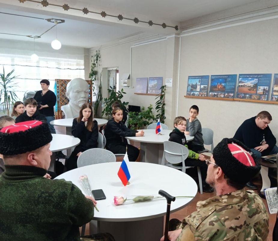 В Кировском историко-художественном музее прошёл урок мужества «Дебальцевский котёл» В Кировском историко-художественном музее прошёл урок мужества «Дебальцевский котёл»