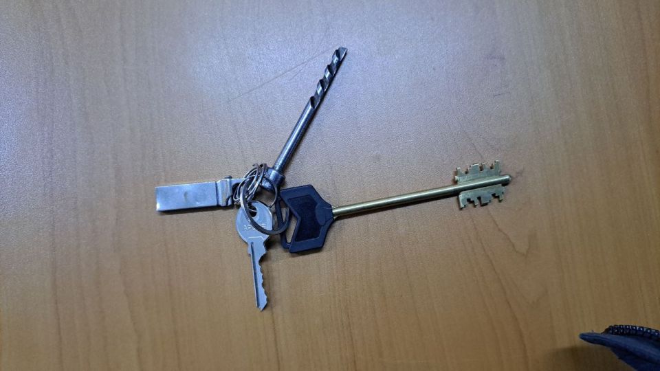 Найдены потерянные вещи!. В автобусе были обнаружены забытые вещи Найдены потерянные вещи!. В автобусе были обнаружены забытые вещи