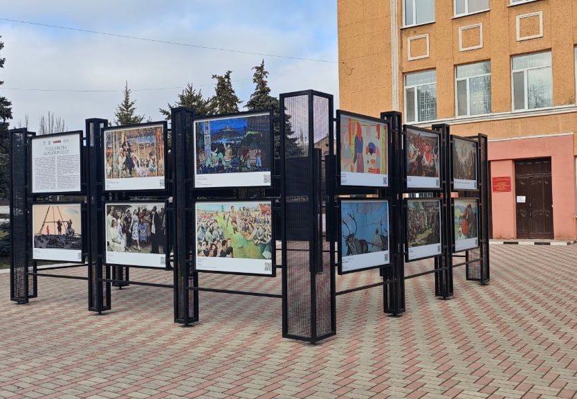 В центре Стаханова обновили уличные выставки В центре Стаханова обновили уличные выставки