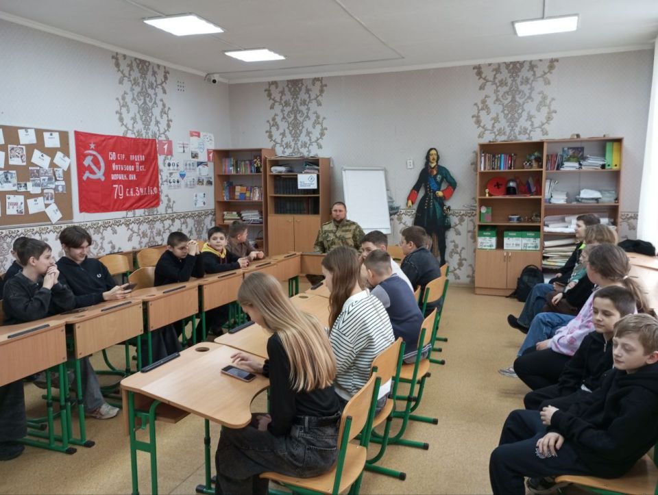 В преддверии Дня защитника Отечества классные руководители 5-б Шевченко Т.В. и 8-б Погорелая Л.Н. провели открытое воспитательное мероприятие урок -мужества " Классная встреча", на котором присутствовали обучающиеся 1-а... В преддверии Дня защитника Отечества классные руководители 5-б Шевченко Т.В. и 8-б Погорелая Л.Н. провели открытое воспитательное мероприятие урок -мужества " Классная встреча", на котором присутствовали обучающиеся 1-а...
