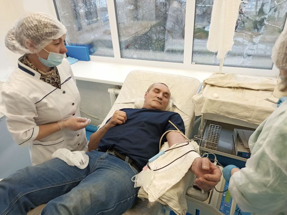 Активисты Единой России массово сдают кровь для бойцов ко Дню защитника Отечества Активисты Единой России массово сдают кровь для бойцов ко Дню защитника Отечества