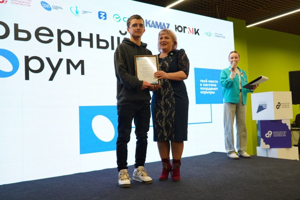 Денис Мирошниченко наградил активистов Российских студенческих отрядов за совместную работу Денис Мирошниченко наградил активистов Российских студенческих отрядов за совместную работу