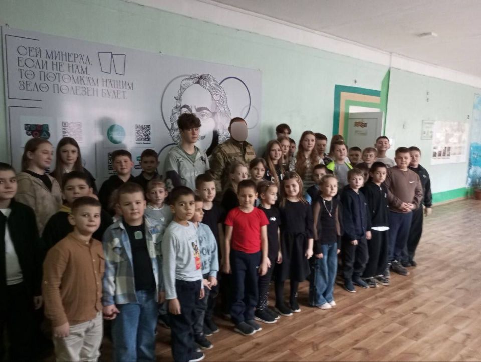 В преддверии Дня защитника Отечества классные руководители 5-б Шевченко Т.В. и 8-б Погорелая Л.Н. провели открытое воспитательное мероприятие урок -мужества " Классная встреча", на котором присутствовали обучающиеся 1-а... В преддверии Дня защитника Отечества классные руководители 5-б Шевченко Т.В. и 8-б Погорелая Л.Н. провели открытое воспитательное мероприятие урок -мужества " Классная встреча", на котором присутствовали обучающиеся 1-а...