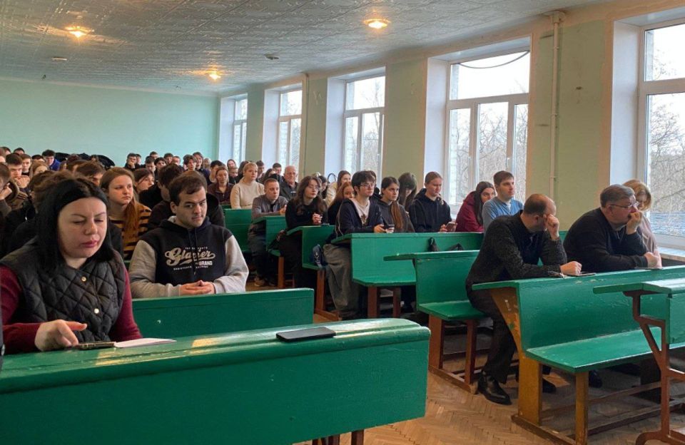 В Стаханове студентам рассказали о службе оператором БПЛА В Стаханове студентам рассказали о службе оператором БПЛА