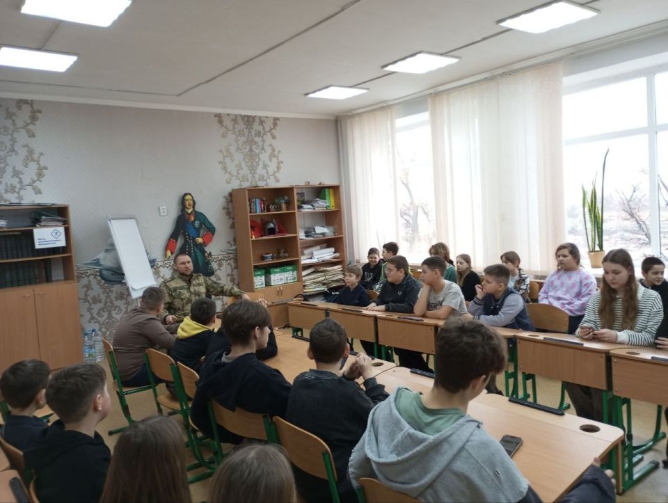 В преддверии Дня защитника Отечества классные руководители 5-б Шевченко Т.В. и 8-б Погорелая Л.Н. провели открытое воспитательное мероприятие урок -мужества " Классная встреча", на котором присутствовали обучающиеся 1-а... В преддверии Дня защитника Отечества классные руководители 5-б Шевченко Т.В. и 8-б Погорелая Л.Н. провели открытое воспитательное мероприятие урок -мужества " Классная встреча", на котором присутствовали обучающиеся 1-а...