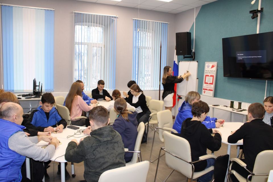 В Белокуракинской модельной библиотеке состоялся мастер- класс по плетению тактических браслетов для бойцов СВО В Белокуракинской модельной библиотеке состоялся мастер- класс по плетению тактических браслетов для бойцов СВО