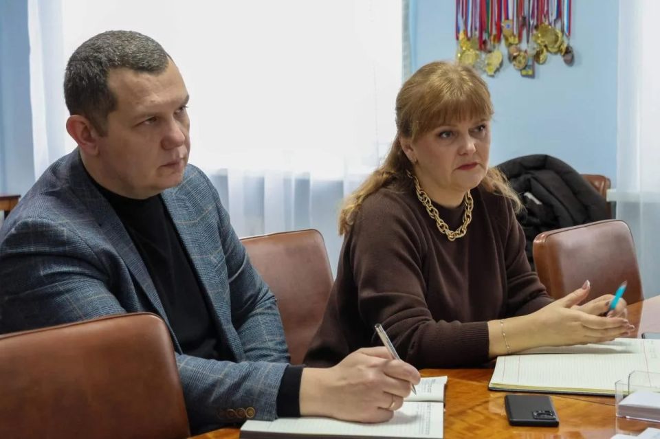 Роман Олексин начал поездку со встречи с заместителем главы Администрации городского округа муниципальное образование городской округ город Брянка — Александром Каменским Роман Олексин начал поездку со встречи с заместителем главы Администрации городского округа муниципальное образование городской округ город Брянка — Александром Каменским