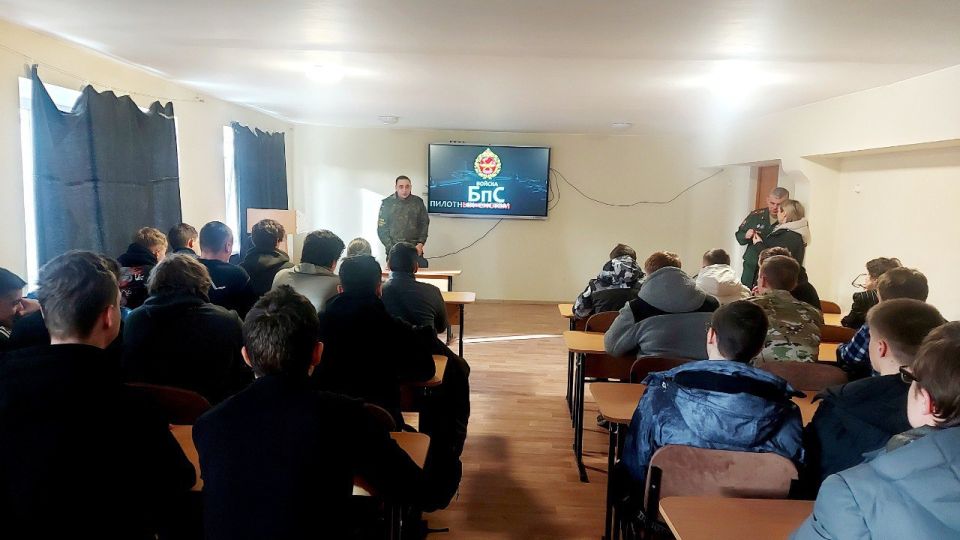 В Северодонецком технологическом институте и колледже СТИ состоялась встреча студентов с представителями военного комиссариата, посвящённая одной из самых востребованных и перспективных служб современности — войскам... В Северодонецком технологическом институте и колледже СТИ состоялась встреча студентов с представителями военного комиссариата, посвящённая одной из самых востребованных и перспективных служб современности — войскам...