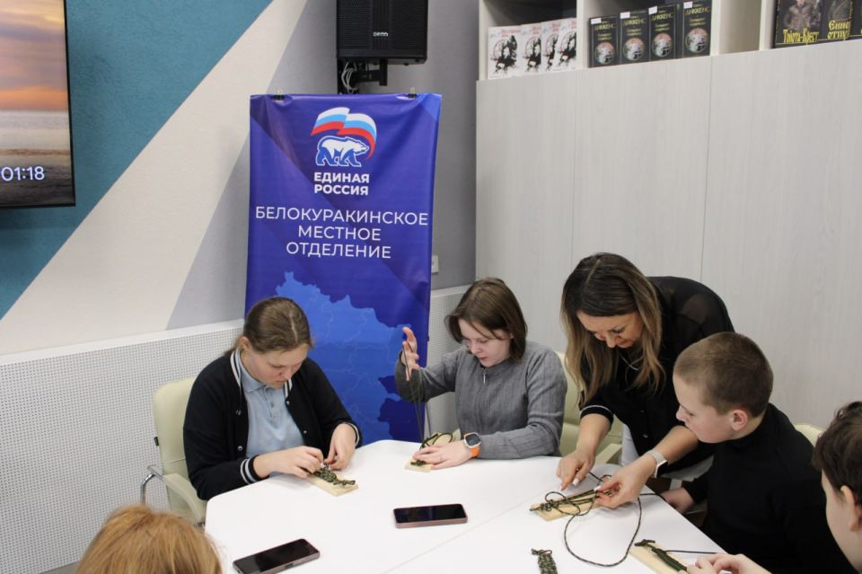 В Белокуракинской модельной библиотеке состоялся мастер- класс по плетению тактических браслетов для бойцов СВО В Белокуракинской модельной библиотеке состоялся мастер- класс по плетению тактических браслетов для бойцов СВО