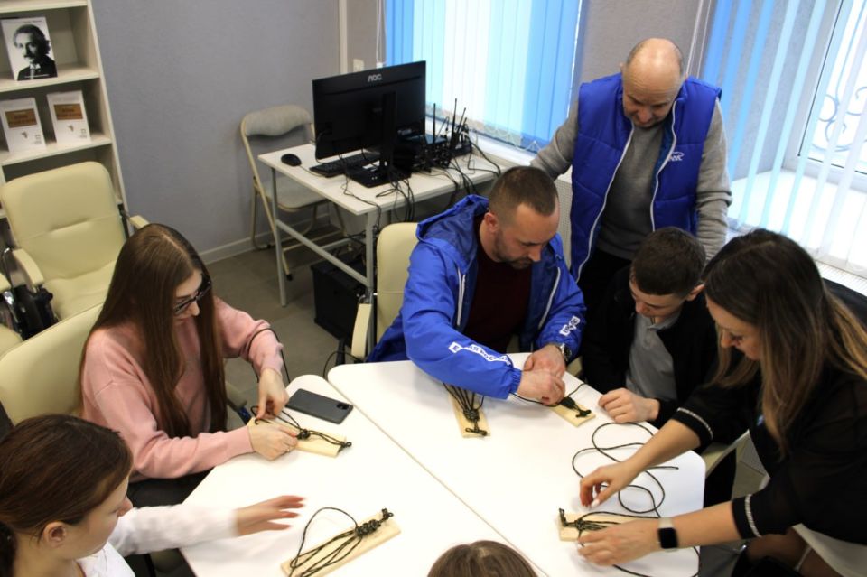 В Белокуракинской модельной библиотеке состоялся мастер- класс по плетению тактических браслетов для бойцов СВО В Белокуракинской модельной библиотеке состоялся мастер- класс по плетению тактических браслетов для бойцов СВО