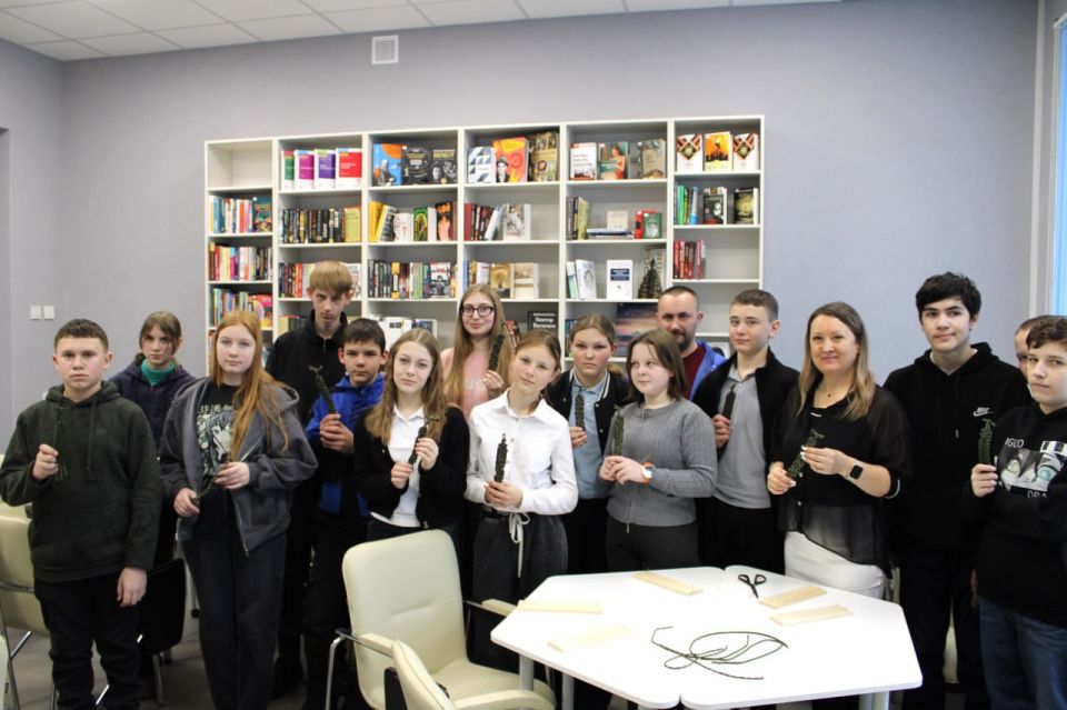 В Белокуракинской модельной библиотеке состоялся мастер- класс по плетению тактических браслетов для бойцов СВО В Белокуракинской модельной библиотеке состоялся мастер- класс по плетению тактических браслетов для бойцов СВО