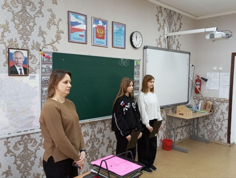В преддверии Дня защитника Отечества классные руководители 5-б Шевченко Т.В. и 8-б Погорелая Л.Н. провели открытое воспитательное мероприятие урок -мужества " Классная встреча", на котором присутствовали обучающиеся 1-а... В преддверии Дня защитника Отечества классные руководители 5-б Шевченко Т.В. и 8-б Погорелая Л.Н. провели открытое воспитательное мероприятие урок -мужества " Классная встреча", на котором присутствовали обучающиеся 1-а...