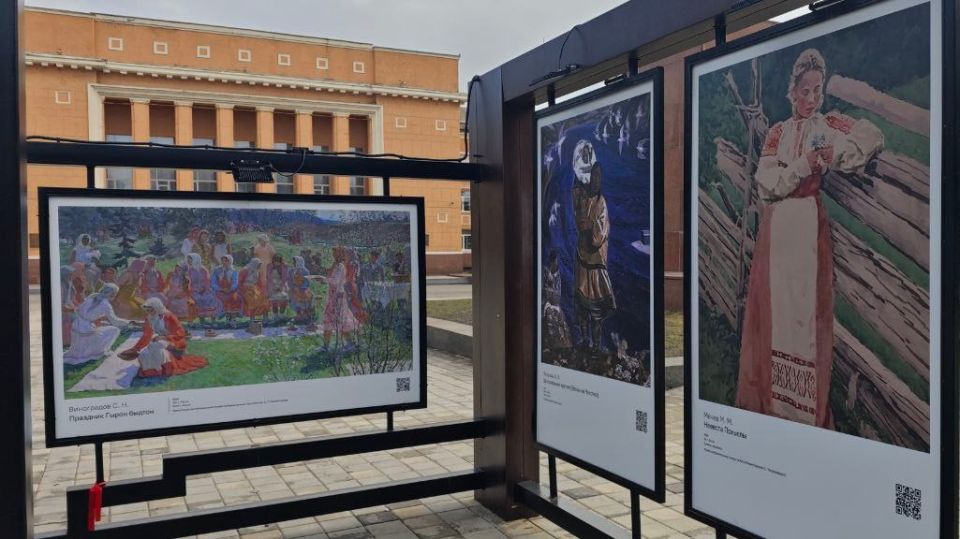 В центре Стаханова обновили уличные выставки В центре Стаханова обновили уличные выставки