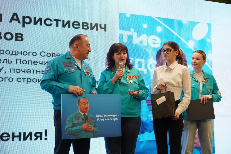 Денис Мирошниченко наградил активистов Российских студенческих отрядов за совместную работу Денис Мирошниченко наградил активистов Российских студенческих отрядов за совместную работу