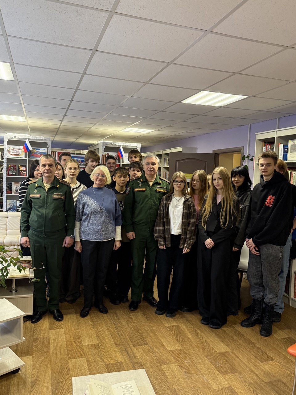 "Святое дело Родине служить": в Новоайдарской библиотеке прошёл час мужества