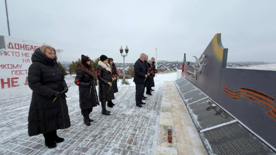 Сергей Козенко: Сегодня в одиннадцатую годовщину завершения Чернухино-Дебальцевской операции совместно с Председателем Совета Краснодонского муниципального округа Владимиром Шавлаем и заместителями Главы Администрации... Сергей Козенко: Сегодня в одиннадцатую годовщину завершения Чернухино-Дебальцевской операции совместно с Председателем Совета Краснодонского муниципального округа Владимиром Шавлаем и заместителями Главы Администрации...
