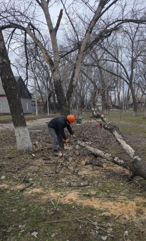 Специалисты из Удмуртии продолжают благоустройство сквера у ДК в посёлке Белое Специалисты из Удмуртии продолжают благоустройство сквера у ДК в посёлке Белое